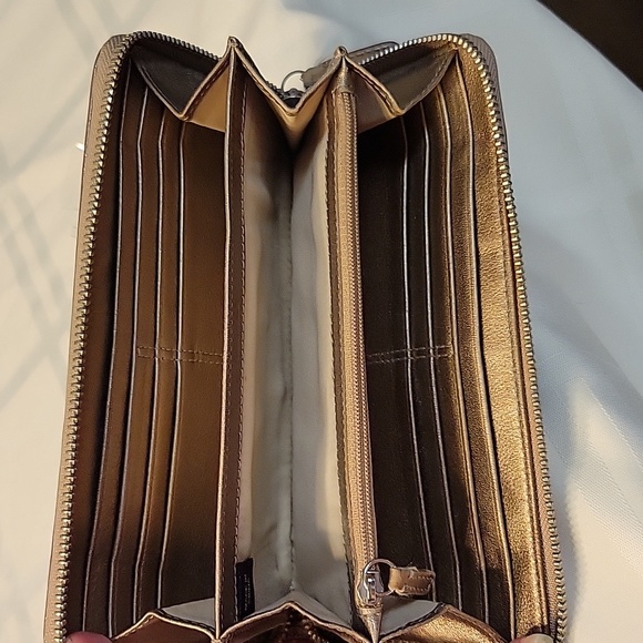 Coach Zipper Wallet with gold thread intertwined - Picture 6 of 7